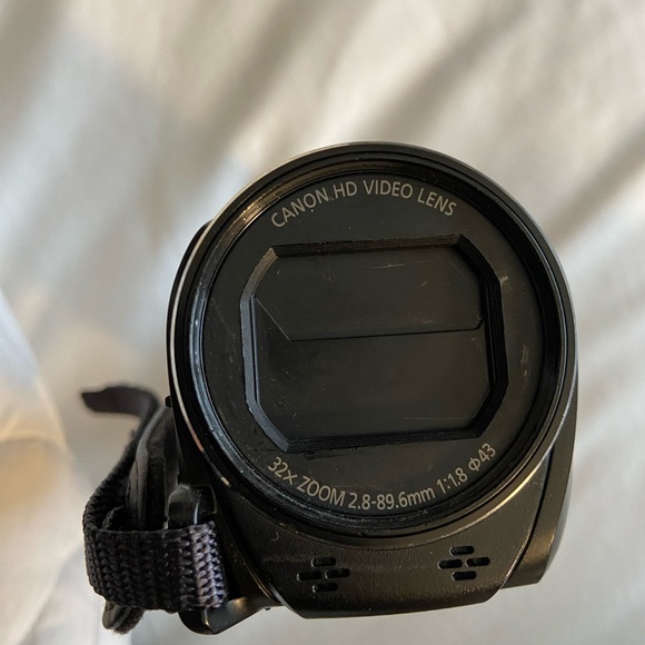 Canon VIXIA HF R82 32GB WiFi FUll HD
Cam 57× Adv Zoom (Black) - Picture 4 of 6